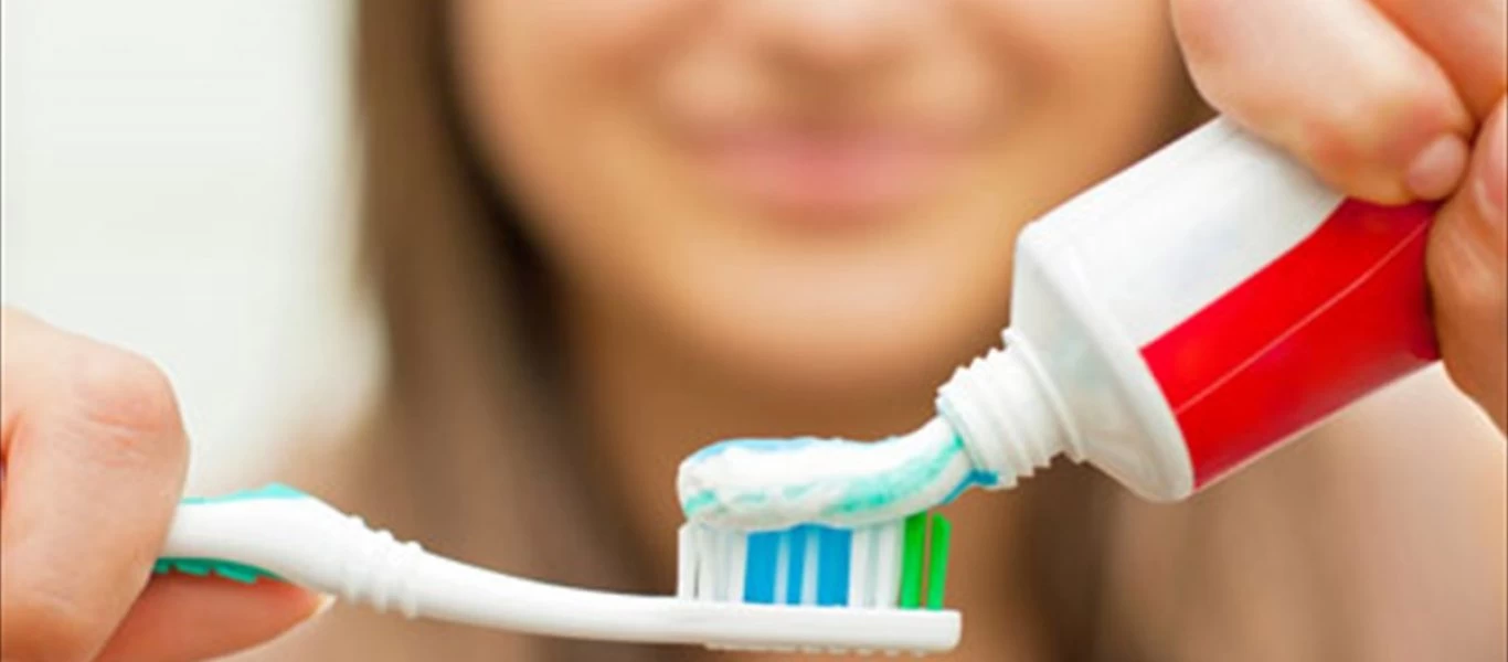 Παίρνει την οδοντόβουρτσα την βουτάει σε κάρβουνο και βουρτσίζει τα δόντια - Δεν φαντάζεστε το αποτέλεσμα (βίντεο)